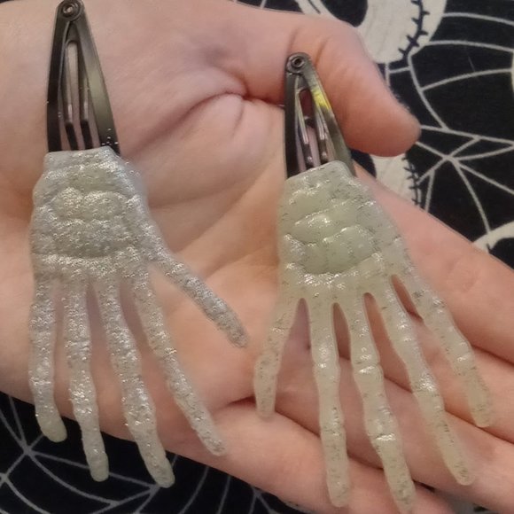 Handmade Skeleton Hands Hair Clip Accessories - Picture 4 of 5
